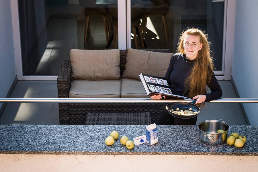 Marie Robert, cheffe étoilée de Bex, pose à son balcon en période de confinement du à la propagation du coronavirus (COVID-19) en Suisse le 19 mars 2020 a Bex. (VFLPIX.COM /Valentin Flauraud)