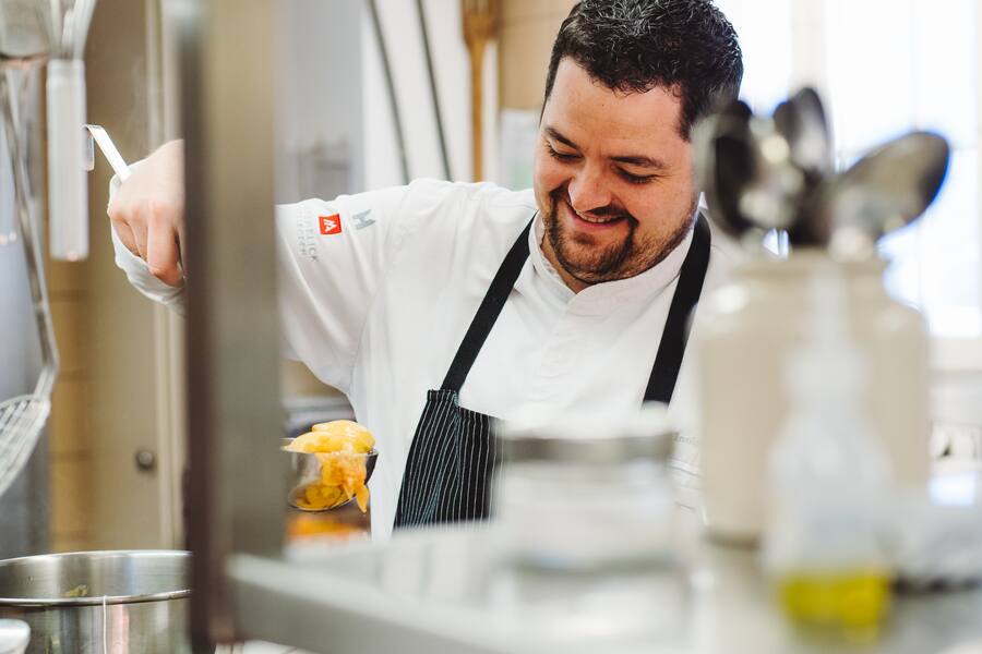 Björn Inniger ist Chef im Restaurant Alpenblick in Adelboden und Einmach-Profi. Für GM macht er Quitten ein. - Donnerstag, 17.10.19 - Copyright Olivia Pulver