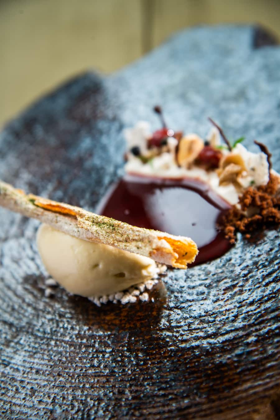 Jeroen Achtien 2021: Wald Dessert, Tannen-Moos von der Lenzerheide als Eis, Pilze getrocknet, pulverisiert, kandiert und mit Zitronensirup mariniert und Pilz-Meringue, Berberitze, Zwetschensud mit Gewürzen (Ingwer, Kardamom, Zimt), Milchhaut-Chip