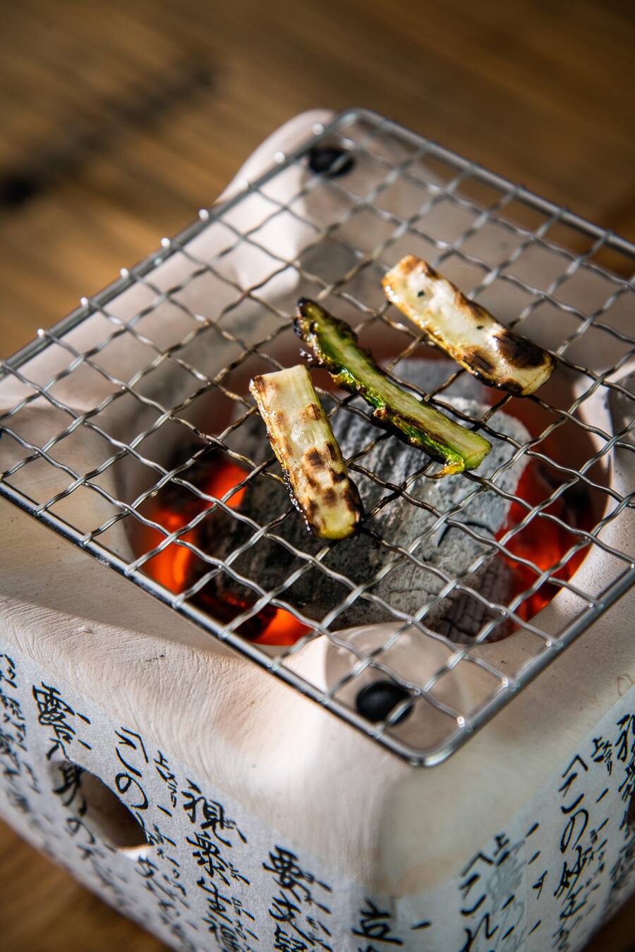 Jeroen Achtien 2021:Spargel, Vacherin-Espuma, Pouletflügsauce, Bärlauchöl