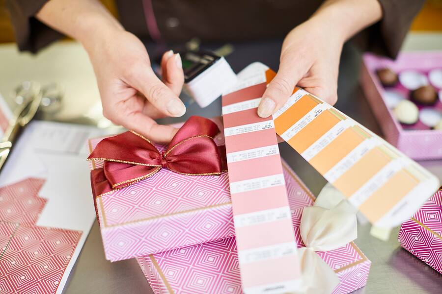 Juliane Bachmann beim Entwerfen einer Pralinenschachtel. Thema Pralinen. Confiserie Bachmann, Luzern, 25.11.2020, Foto Lucia Hunziker