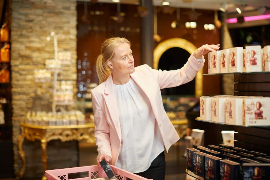 Juliane Bachmann in der Filiale am Schwanenplatz in Luzern. Thema Pralinen. Confiserie Bachmann, Luzern, 25.11.2020, Foto Lucia Hunziker