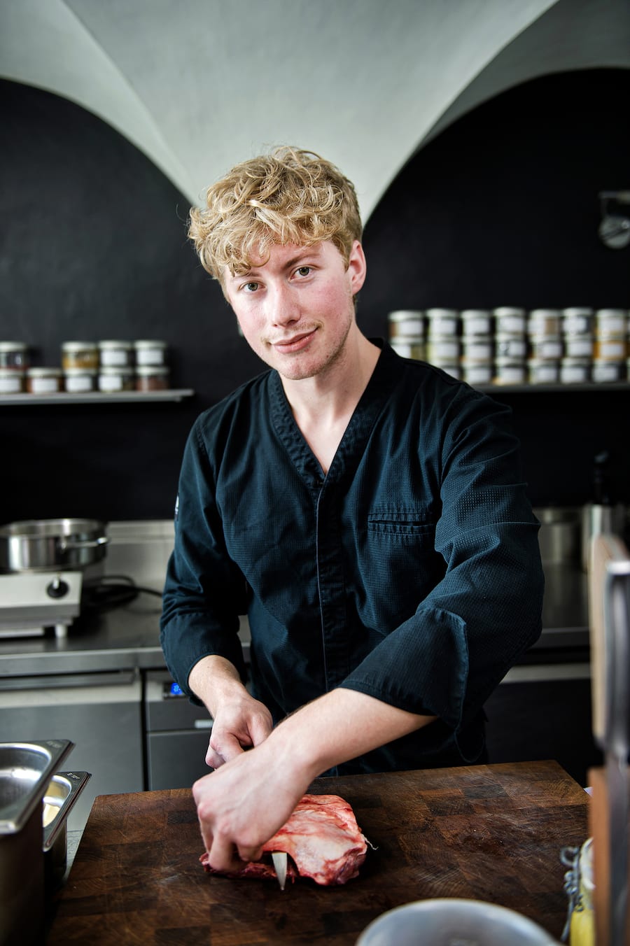 Küchenchef Casa Caminada, Mathias Kotzbeck auf der Alp mit Produzent Simon Kunfermann, 2020