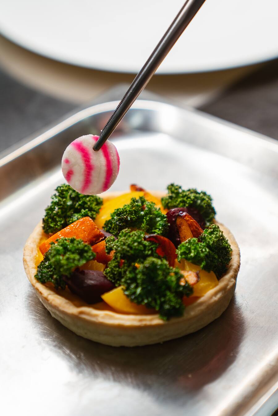 Kürbistartlette mit Rande, Federkohl, Belper Knolle - Küchenchef Hauke Pohl - Hotel Restaurant Omnia Zermatt - 11. Februar 2021 - Copyright Olivia Pulver