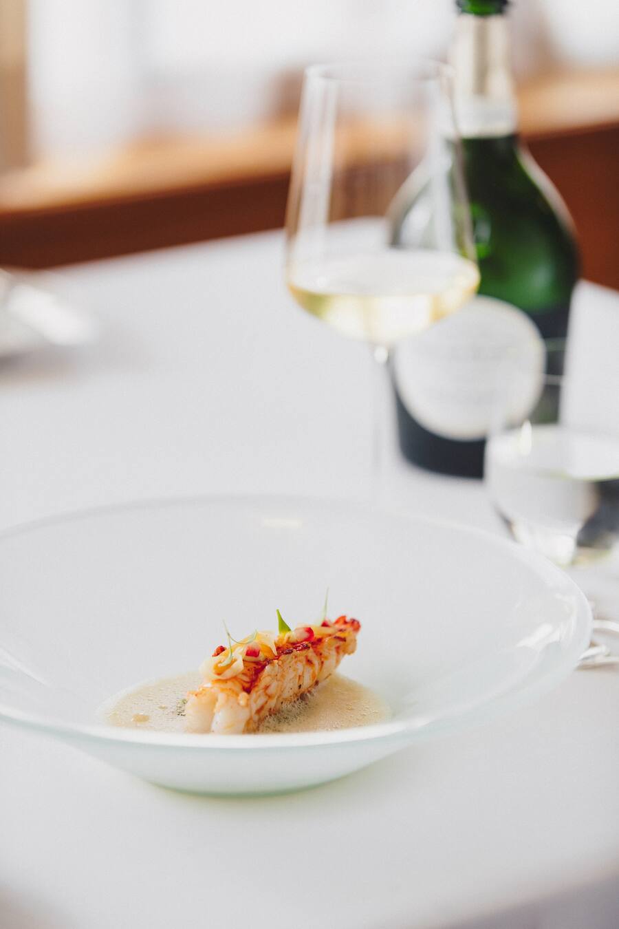 Sommelier Fabian Mennel, Taverne zum Schäfli, Wigoltingen; Champagner Laurent-Perrier Blanc-des-blancs; Kaisergranat, Wasabi, Passionsfrucht, Granatapfel, Ingwer, Zitronenschale, Kokosmilch-Zitronensauce; Koch Christian Kuchler; Foto: Digitale Massarbeit, Tanja und Simon Kurt