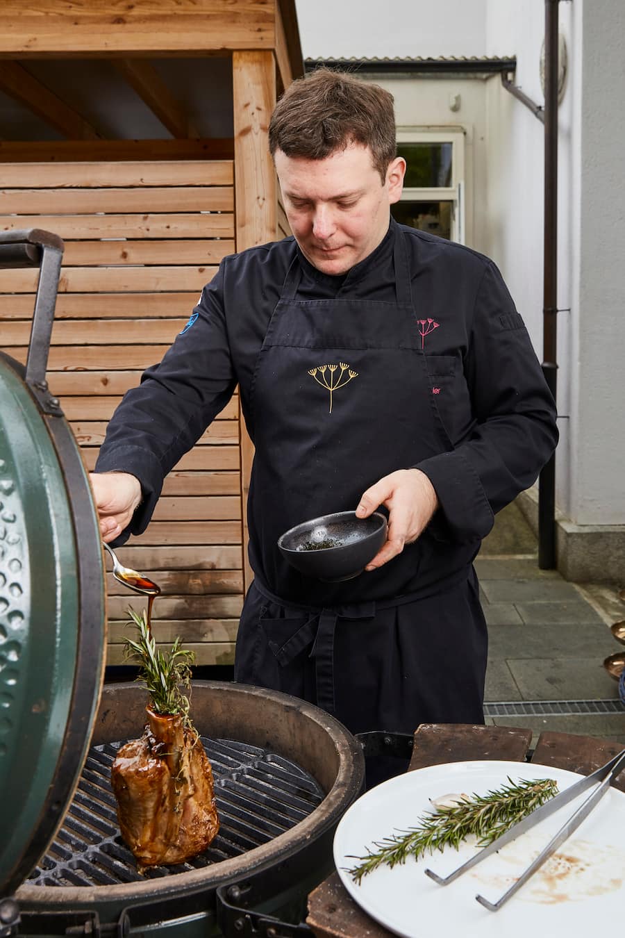 Kalbshaxe (24 Stunden bei 64° souvide gegart, auf dem BGE glasiert mit Marinade aus Soyasauce, Sherry, braunem Zucker, Salz und Rosmarin) Marco Böhler, Grillieren mit Freunden am Big Green Egg, im Garten des Restaurant Stucki, Basel, 04.05.2018, Foto Lucian Hunziker