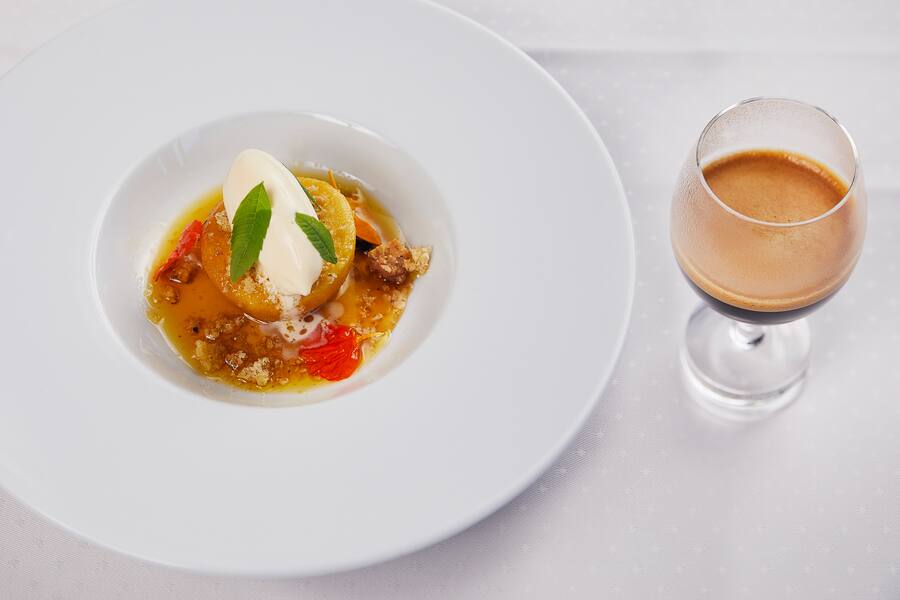 Karamellisierter Apfel mit Olivenöl, Milcheis, Mount Kenia Kaffee, Kenia Milim. Kochen mit Kaffee von Nespresso. Arno Abächerli, Auberge de la Croix Blanche, Route de Donatyre 22, 1583 Villarepos, 09.09.2019, Foto Lucia Hunziker