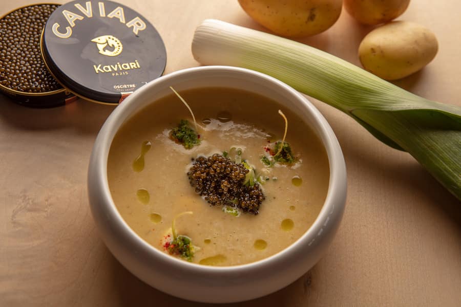 Kaltes Kartoffel-Lauch Süppchen Lauchstroh.Dazu Kaviari Oscietra gros grain «Selection Ann Sophie Pic» by Martin Bieri