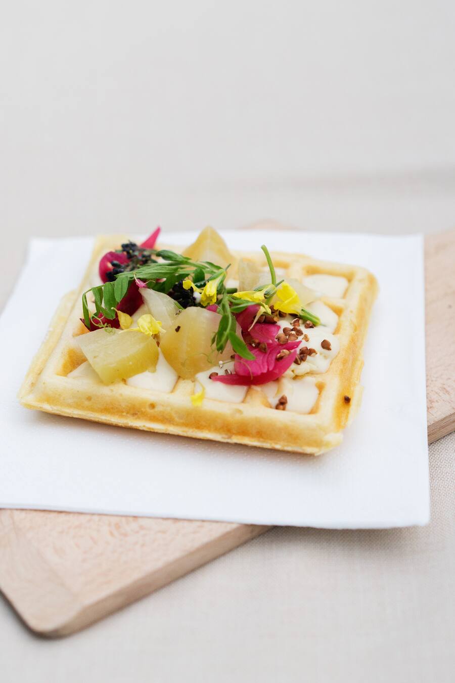 Belgische Waffeln aus Kartoffelteig mit geschmorten Randen, «Jersey Blue»-Creme, eingelegten Zwiebeln, Buchweizenkernen und Brokkoliblüten am Kartoffelmarkt Rapperswil