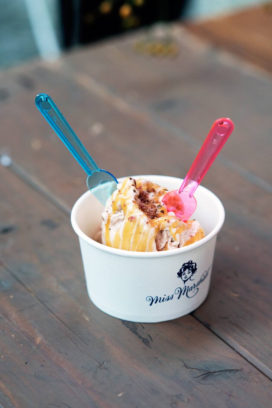 «Härdöpfel»-Glace geschmückt mit Apfelessig-Caramel, Kartoffelsalz und Zwetschgenpüree von Elif Oskan von Miss Marshall am Kartoffelmarkt in Rapperswil