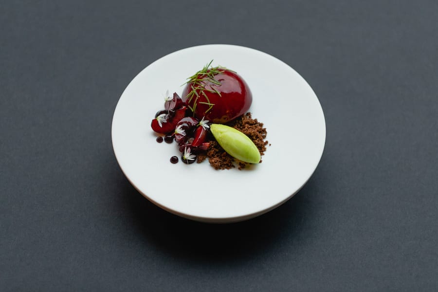 Mitja Birlo, Vals, 7132 Hotel, 7132 Silver, Tanneneis, Kirschmousse mit Valser Joghurt, Kirschen, junge Tannennadeln