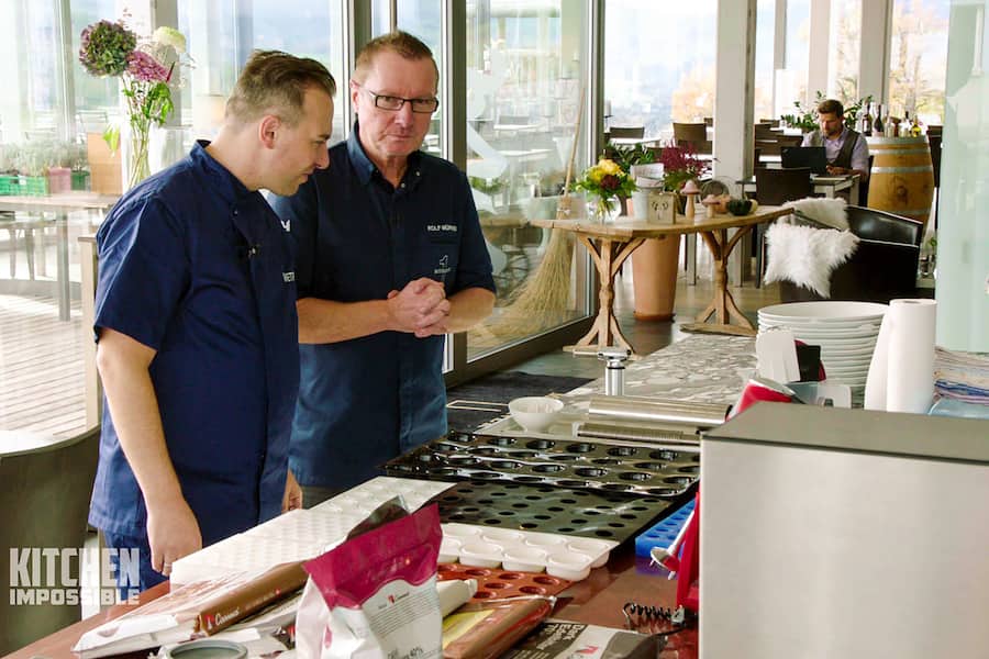 Tim Raue (l.) und Rolf M¸rnerDie Verwendung des sendungsbezogenen Materials ist nur mit dem Hinweis und Verlinkung auf TVNOW gestattet.