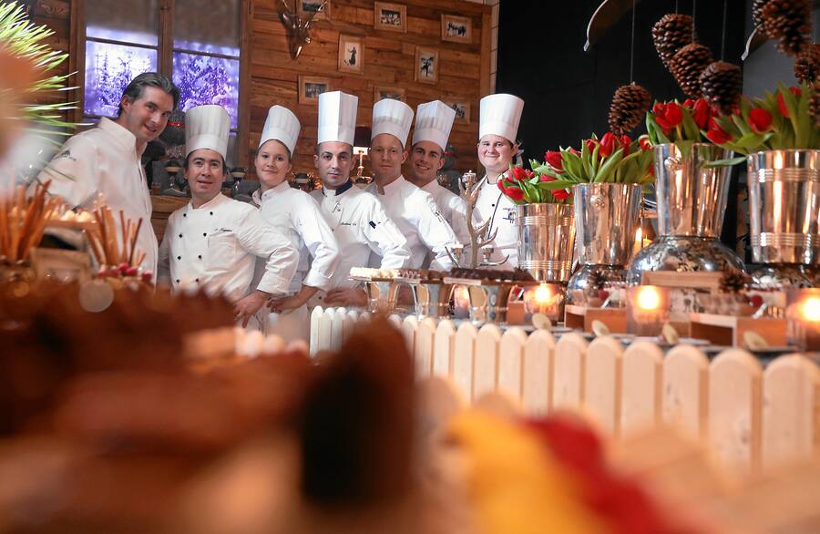 ST. MORITZ, 16JAN18 - Ein Kult-Event und immer ausverkauft: Die 'Kitchen Party' im Badrutt's Palace Hotel in St. Moritz anlaesslich des 25. St. Moritz Gourmet Festival am 16. Januar 2018. Hier wird es den Gaesten so richtig warm!Impression of the 'Kitchen Party' at the Badrutt's Palace Hotel during the 25th St. Moritz Gourmet Festival in St. Moritz, Switzerland, January 16, 2018.swiss-image.ch/Photo Andy Mettler