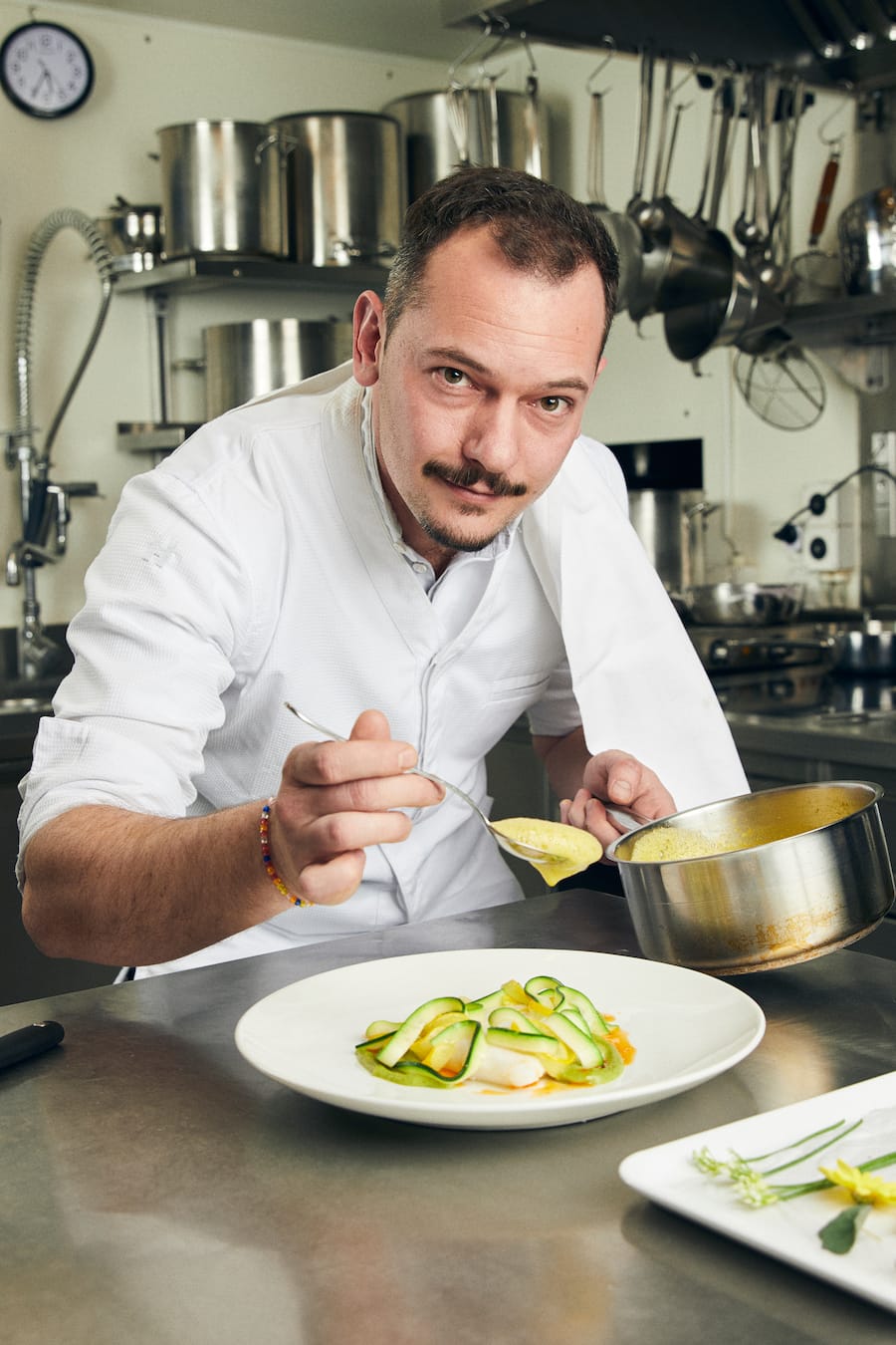 Koch und Gastgeber Wilson Krasnic, beim Anrichten: Bretonischer Steinbutt (Zuchetti, Sanfran mit Krustentieröl), Restaurant Musigny, Zürich, 19.02.2019, Foto Lucia Hunziker
