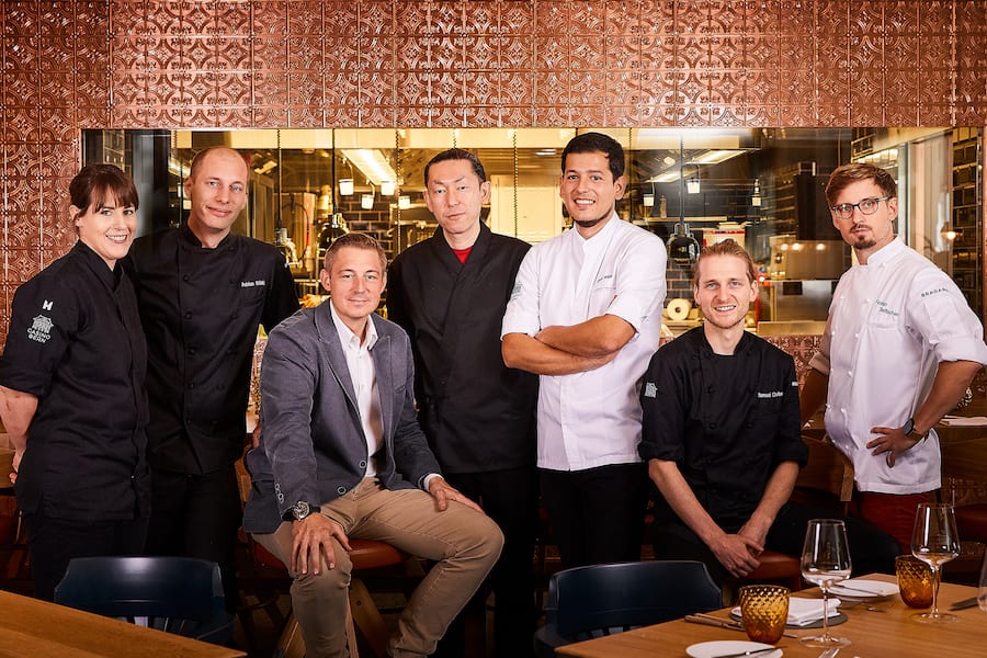 v.l. Stefi Sigenthaler (Chefin Produktion/Event/Catering), Adrian Bürki (Chef Restaurant), Ivo Adam, Atsushi Hiraoka (Sushi Master), Dave Wälti (Chef Bistrobar), Samuel Dober (Chef-Patissier), Florian Bettschen (Leitung), Casino Bern, 10.09.2019, Foto Lucia Hunziker