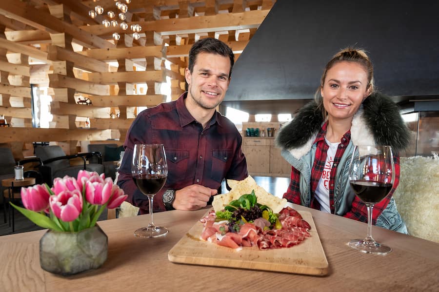 Patrick Kueng hat nach seinem Ruecktritt vom Skisport Zeit, er hilf seiner Freundin Bianca Andreatta auf der Motta Skihuette auf der Lenzeheide. Bild © Remo Naegeli