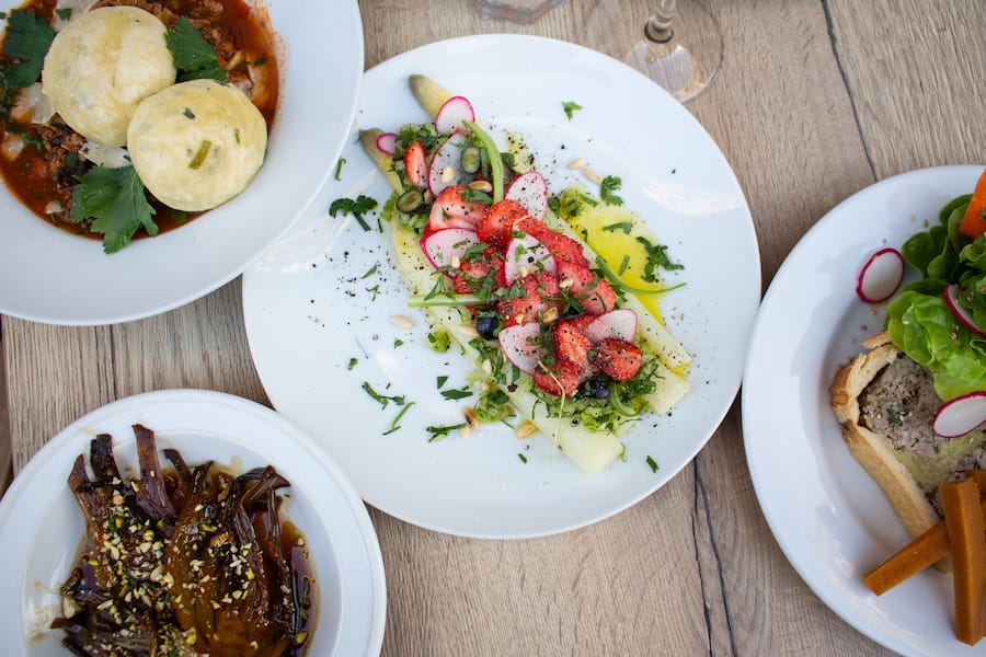 Terasse & karamellisierter Fenchel, Spargel-Salat, Dampfnudel mit Bolognese, Pate en Croute, 28.05.2021, La Fourchette, Sydney Karolewski