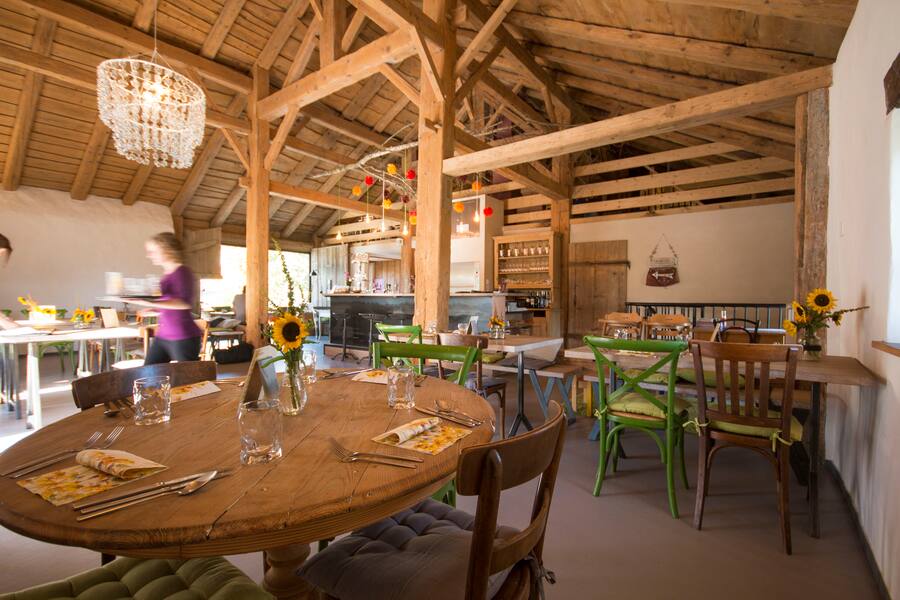 Boutique; Restaurant; Tourismus; Jura