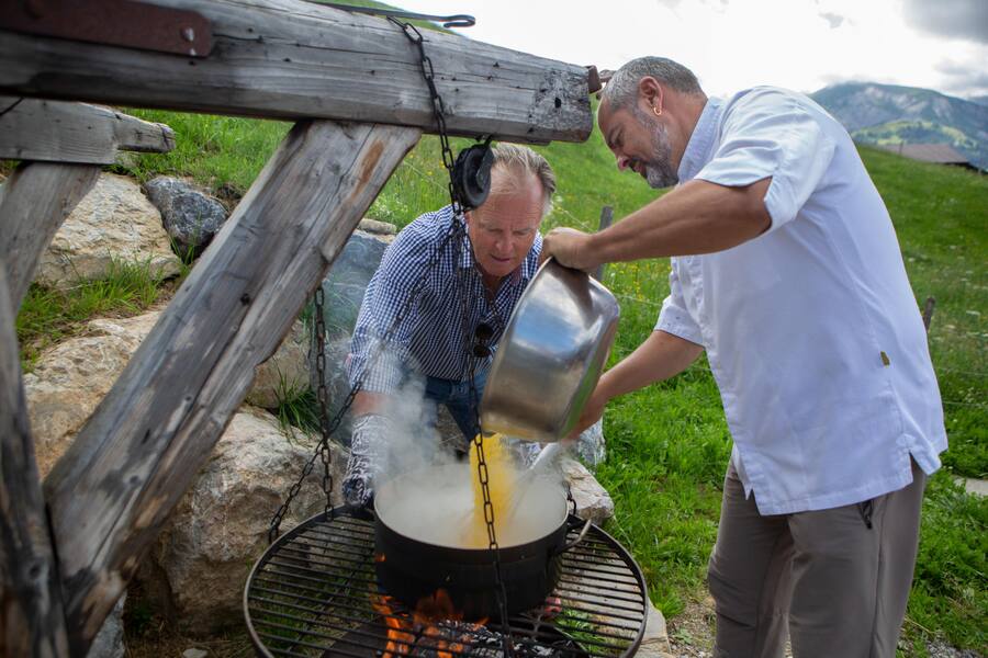 v.l. Martin Dalsass mit Ueli Kellenberger Polenta auf dem Feuer. Gstaadt, Ueli Kellenberger kocht am offenen Feuer, Züneweid, Bernerhof, Gstaad © Marcus Gyger