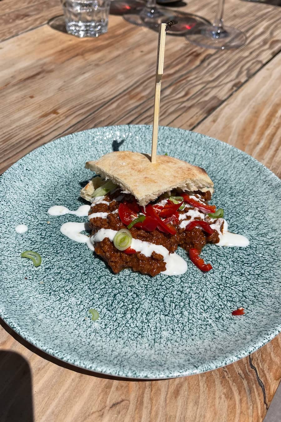 Lamacun, Hackfleisch auf Fladenbrot mit Limettensauerrahm und grünem Tabasco