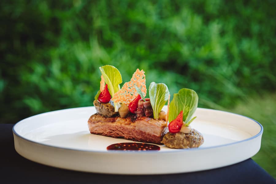 Lambauch mit Auberginen - Giardino Ascona - Restaurant Ecco - Chefkoch Rolf Fliegauf - 19. Juni 2020 - Copyright Olivia Pulver