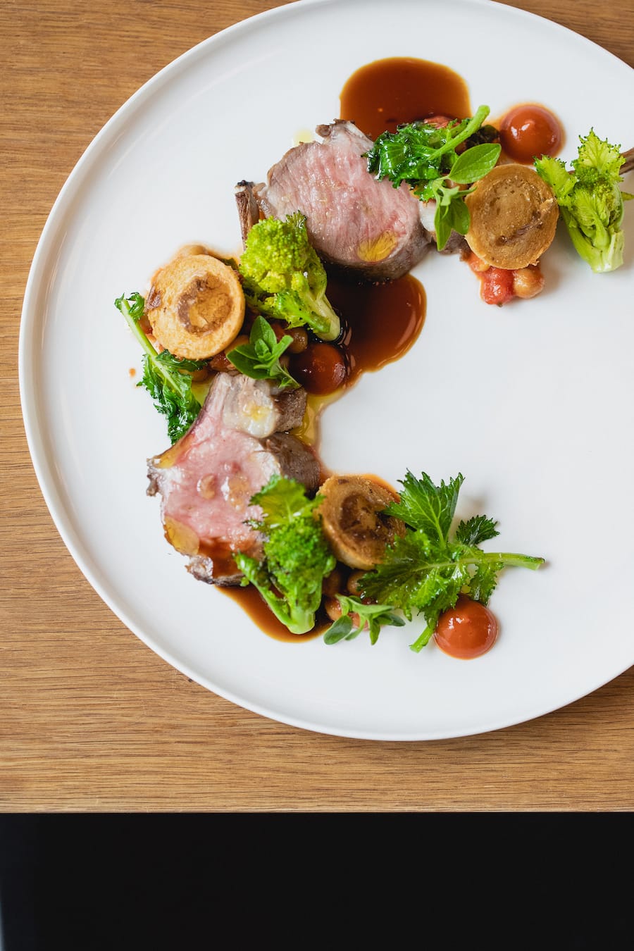 Restaurant Anna, Zürich, Amex, Amex Talent 2021, Stefano Corrado, Maria Ventola, Berglamm von Zanetti mit luftgetrockneten Tomaten, Kichererbsen und Cima di Rapa, Foto: Digitale Massarbeit, Simon Kurt