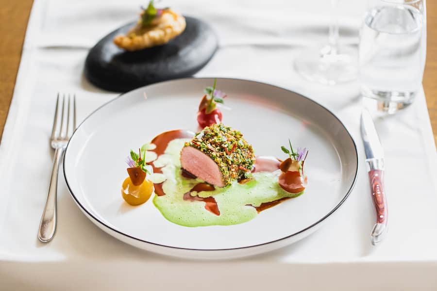 Thies Henkel, Lenk, Lenkerhof, Restaurant Oh de vie, Amex, Amex Talent, American Express, Lammrücken mit knusprigen Kraeutern, Tomaten und Panko, Lammjus, Basilikum Beurre blanc, 1 Jahr alte eingelegte Tomaten, Kärntner Ravioli mit geschmorter Lammschulter
