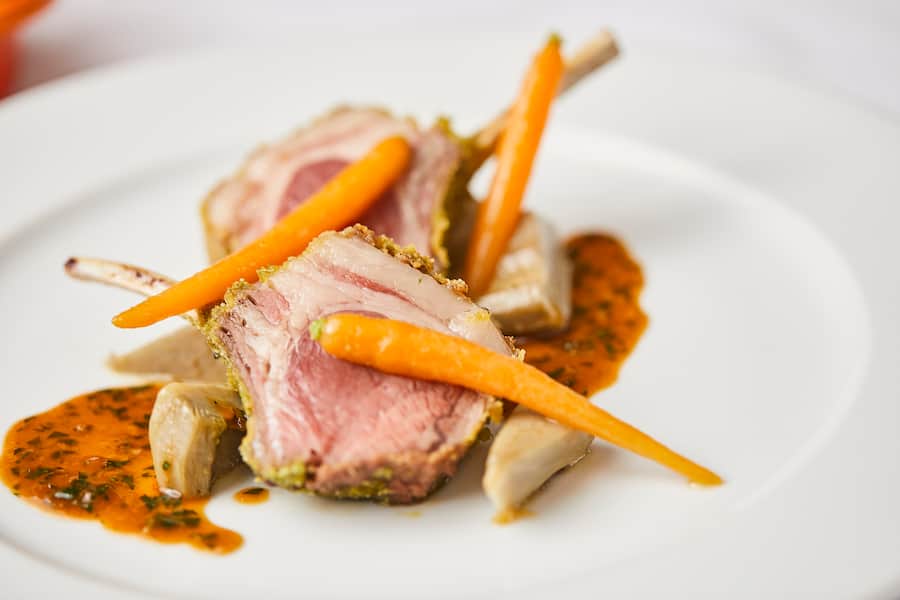 Lammkotelett / Lamm-Rex vom Surselva Lamm in der Kräuterkruste, Artischoken und Karotten, Bagna-Cauda-Sauce, Bündner Bramata-Polenta. Manuel Reichenbach von der Casa Tödi in Truns GR, 20.03.2020. Foto Lucia Hunziker