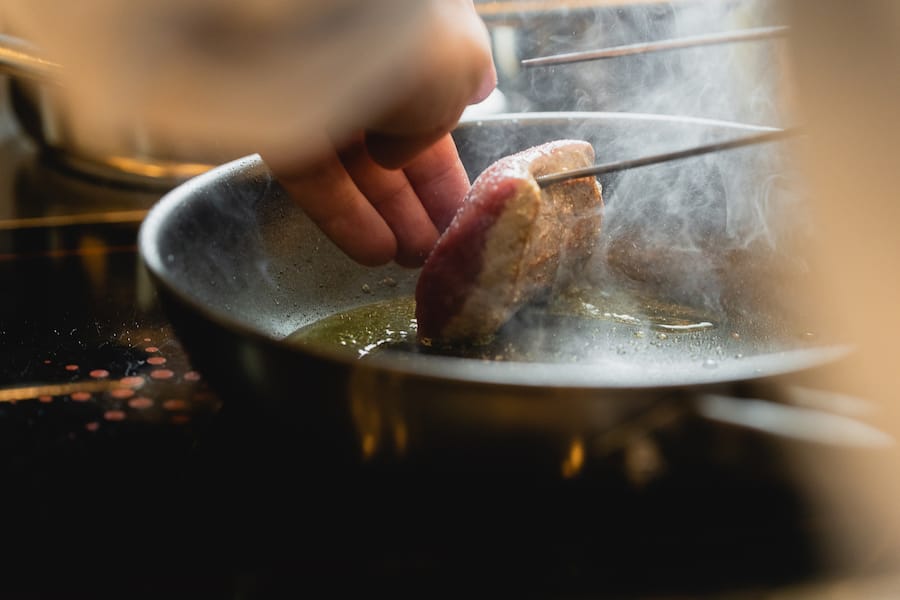 Thies Henkel, Lenk, Lenkerhof, Restaurant Oh de vie, Amex, Amex Talent, American Express, Lammrücken mit knusprigen Kräutern, Tomaten und Panko, Lammjus, Basilikum Beurre blanc, 1 Jahr alte eingelegte Tomaten, Kärntner Ravioli mit geschmorter Lammschulter