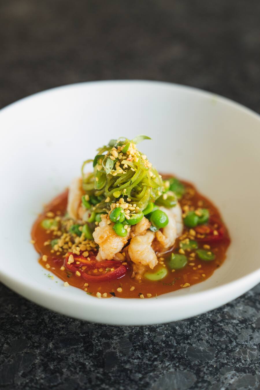 Langoustino: Erbsen, Thai Bouillon, Erdnuss - Stefan Heilemann, Chefkoch vom Restaurant Widder im Hotel Widder in Zürich, Koch des Jahres 2021, kocht beim Gewinnerpaar zu Hause. Swiss Wine sponsert den Wein. - win a private chef - 25. April 2021 - Copyright Olivia Pulver