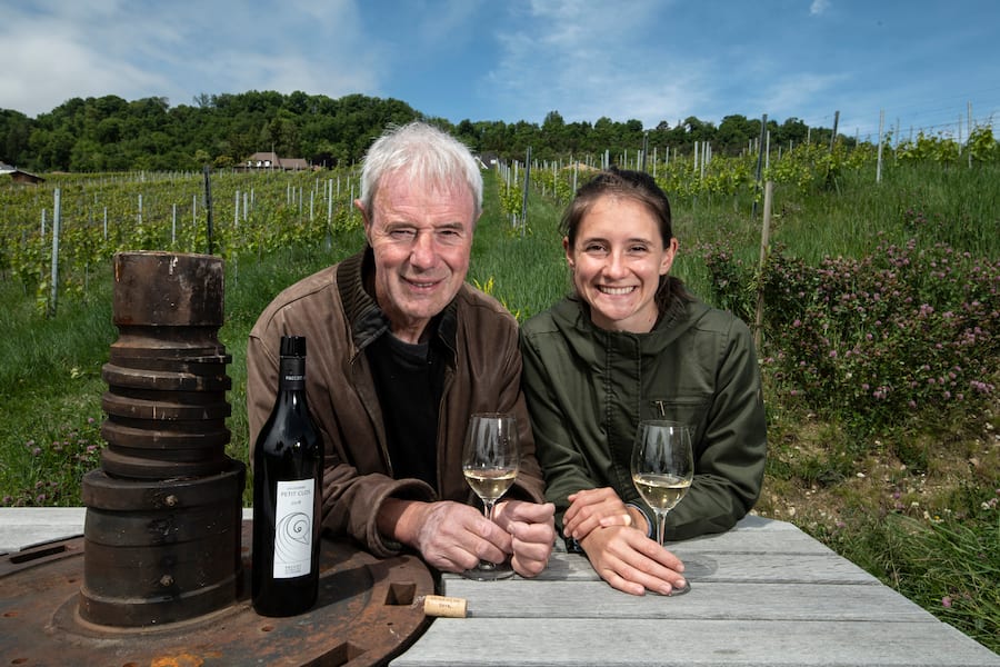14.05.2020 - Fechy / La Colombe Vin. Nom : Laura Paccot et son Raymond. Laura est la 4ème génération à reprendre l'entreprise après le père Raymond. Photo Darrin Vanselow © L'illustre