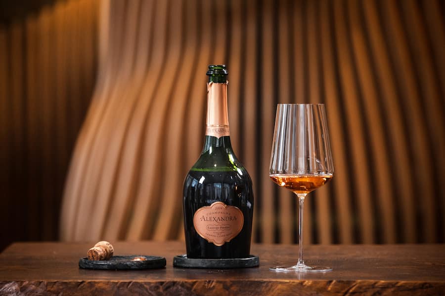 Sommeliere Amanda WassmerChampagner, Laurent-Perrier Alexandra 2004Auf Wachholderholz grillierter Rehrücken mit Aprikosen-Umeboshi, Wildjus, Tannenöl, Selleriepüree und Kiefernzapfen, Sven Wassmer, Restaurant Memories, Hotel Quellenhof des Grand Resort, Bad Ragaz