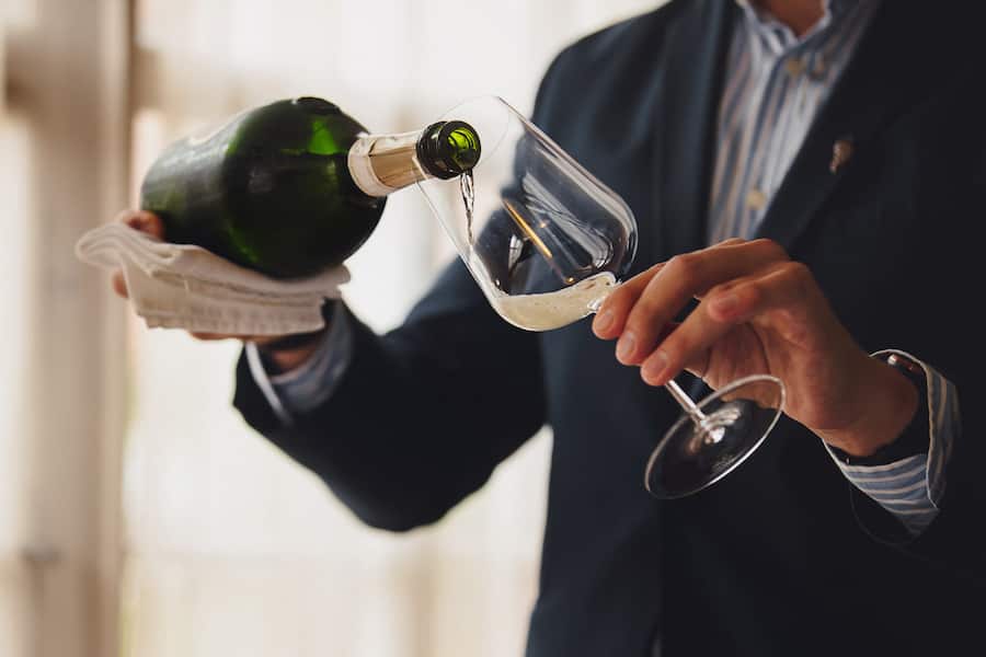 Sommelier Fabian Mennel, Taverne zum Schäfli, Wigoltingen; Champagner Laurent-Perrier Blanc-des-blancs; Kaisergranat, Wasabi, Passionsfrucht, Granatapfel, Ingwer, Zitronenschale, Kokosmilch-Zitronensauce; Koch Christian Kuchler; Foto: Digitale Massarbeit, Tanja und Simon Kurt