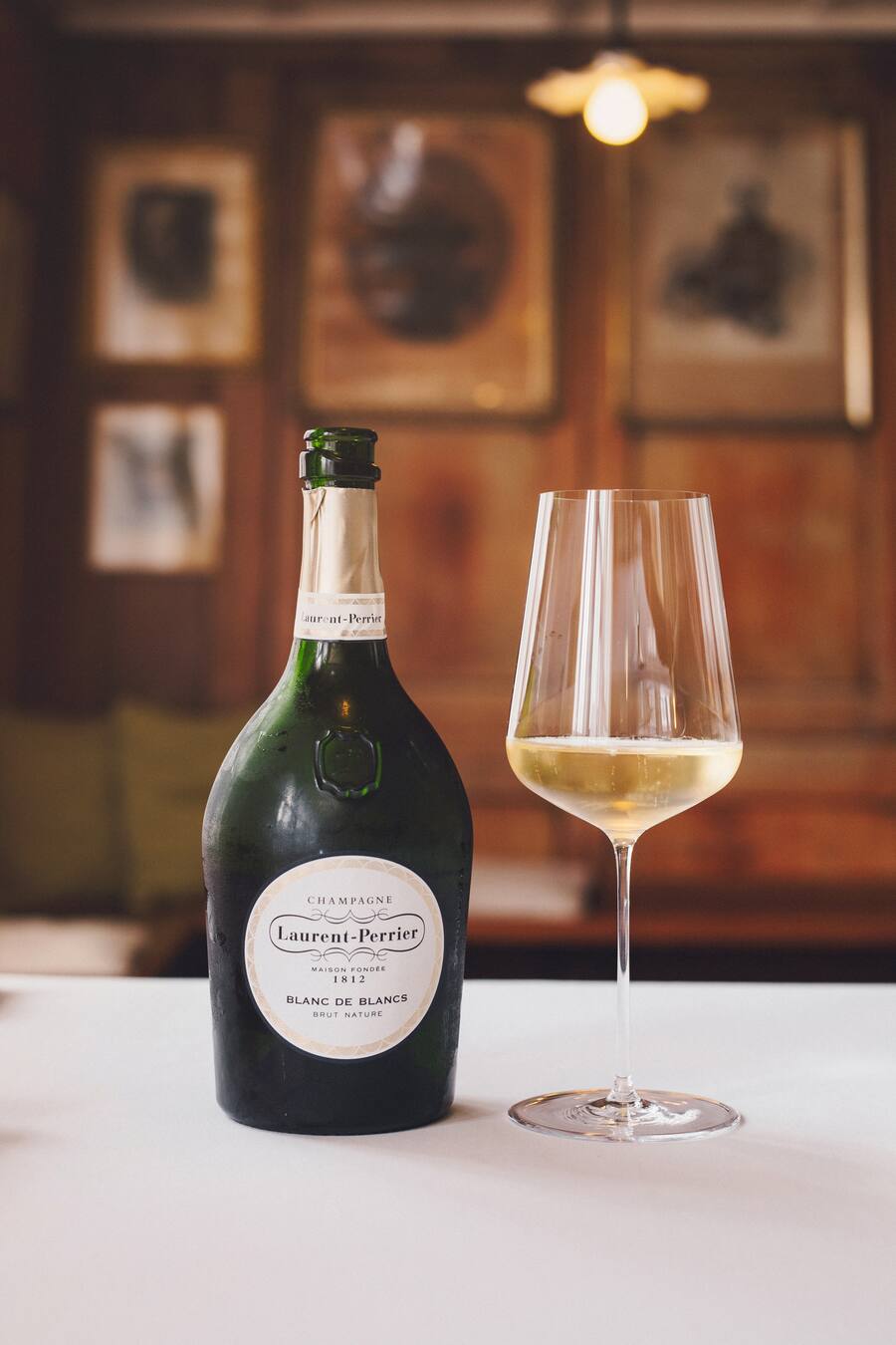Sommelier Fabian Mennel, Taverne zum Schäfli, Wigoltingen; Champagner Laurent-Perrier Blanc-des-blancs; Kaisergranat, Wasabi, Passionsfrucht, Granatapfel, Ingwer, Zitronenschale, Kokosmilch-Zitronensauce; Koch Christian Kuchler; Foto: Digitale Massarbeit, Tanja und Simon Kurt