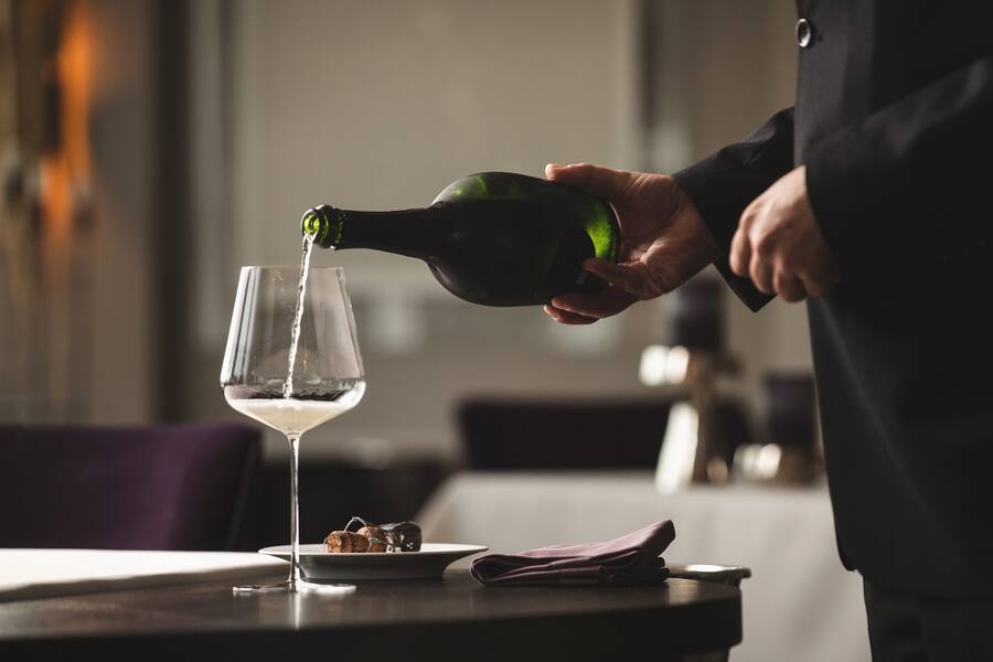 Sommelier Stefan Weise, Gasthaus zur Fernsicht, Incantare; Champagner Laurent-Perrier Grand Siècle Nr. 24Wolfsbarsch mit gerösteter Blumenkohlcreme, Sake-Beurre-blanc und Tomatillo; Koch Tobias Funke; Foto: Digitale Massarbeit, Tanja und Simon Kurt