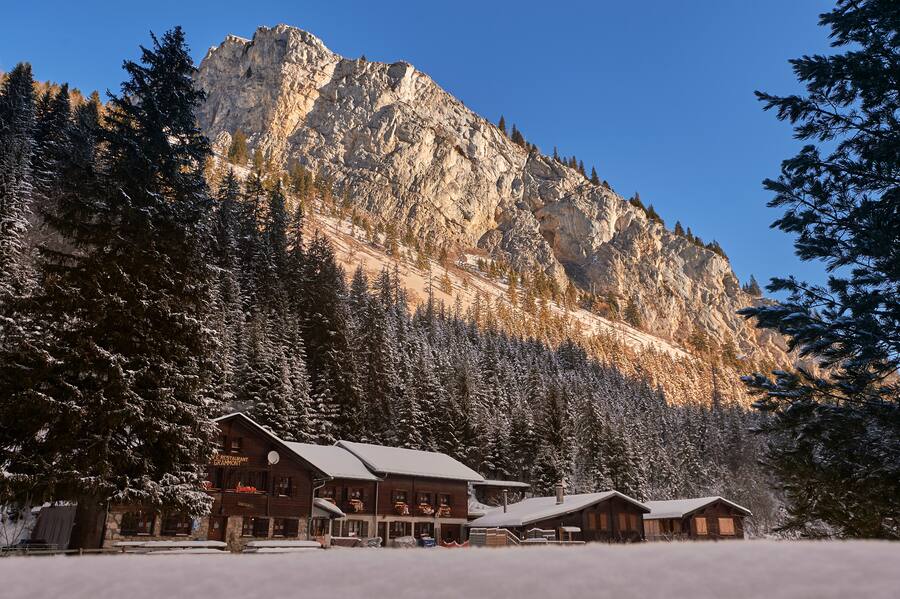 Das Refuge du Grammont, welches von Raphaelle Hemann und Manuel Micolis als Inhaberpaar geführt wird, am Lac de Tanay oberhalb Miex im Chablais, Kanton Wallis. Das Refuge wird als Ausgangspunkt für Schneeschuh- und Skitouren genutzt (oder als Ziel des Ausflugs) und seit ein paar Jahren auch als Eistaucherstation. Der Taney Burger wird langsam der Verkaufsschlager.