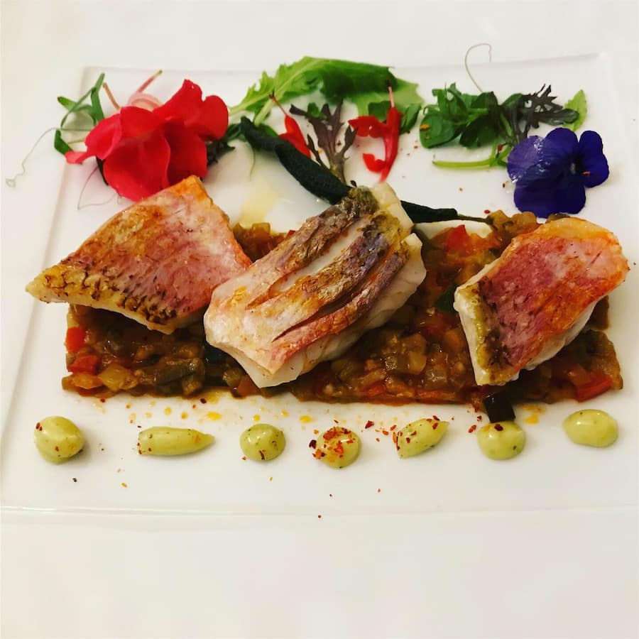 Le rouget barbet sur son lit de ratatouille croquante...
