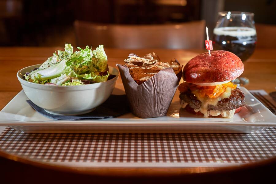 Das Refuge du Grammont, welches von Raphaelle Hemann und Manuel Micolis als Inhaberpaar geführt wird, am Lac de Tanay oberhalb Miex im Chablais, Kanton Wallis. Das Refuge wird als Ausgangspunkt für Schneeschuh- und Skitouren genutzt (oder als Ziel des Ausflugs) und seit ein paar Jahren auch als Eistaucherstation. Der Taney Burger wird langsam der Verkaufsschlager.