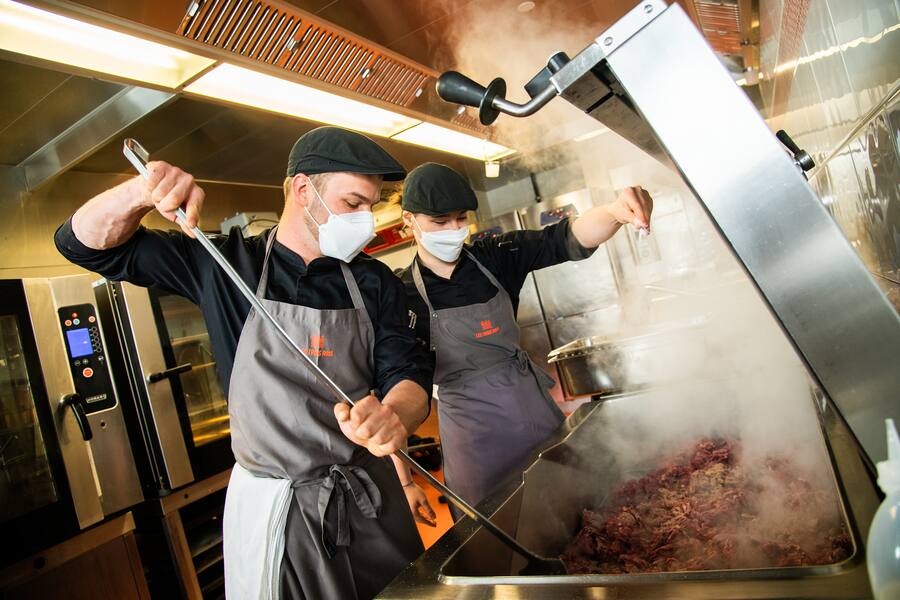 Lernenden über dem dampfenden Kessel