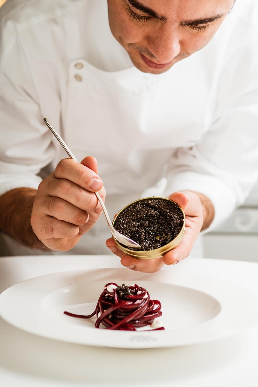 LINGUINE | ROTE BEETE | SAUER KÃSE | SCHNITTLAUCH | KAVIAR - Restaurant Romanoff - Küchenchef Graziano Caccioppoli - Carlton Hotel St. Moritz - Dienstag, 11. Dezember 2018 - Copyright Olivia Pulver