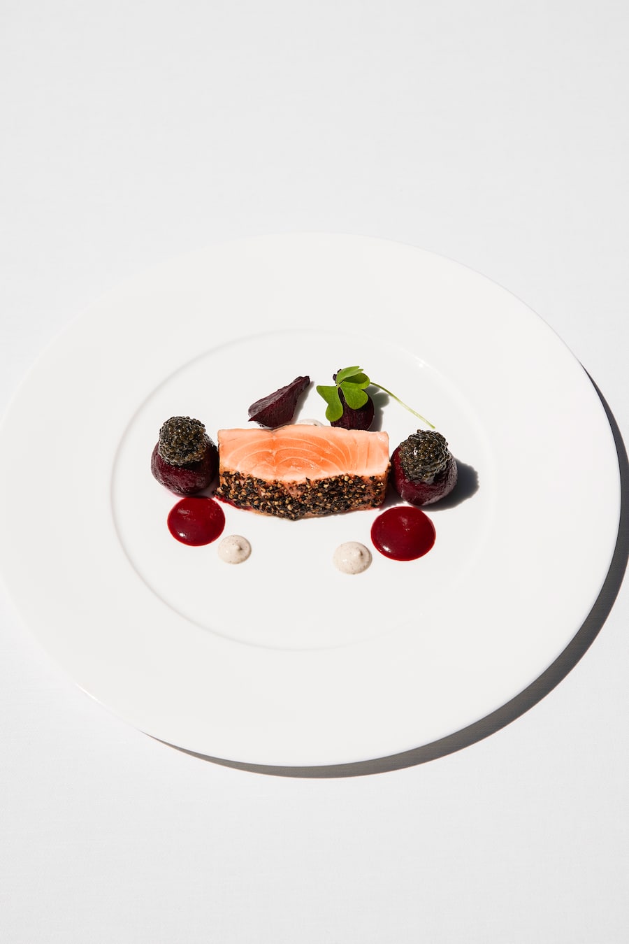 Lostallo Lachs mit Szechuan- und Maggiapfeffer, geräuchert und kurz gebraten, Randen-Gnocchi mit Frischkäse gefüllt