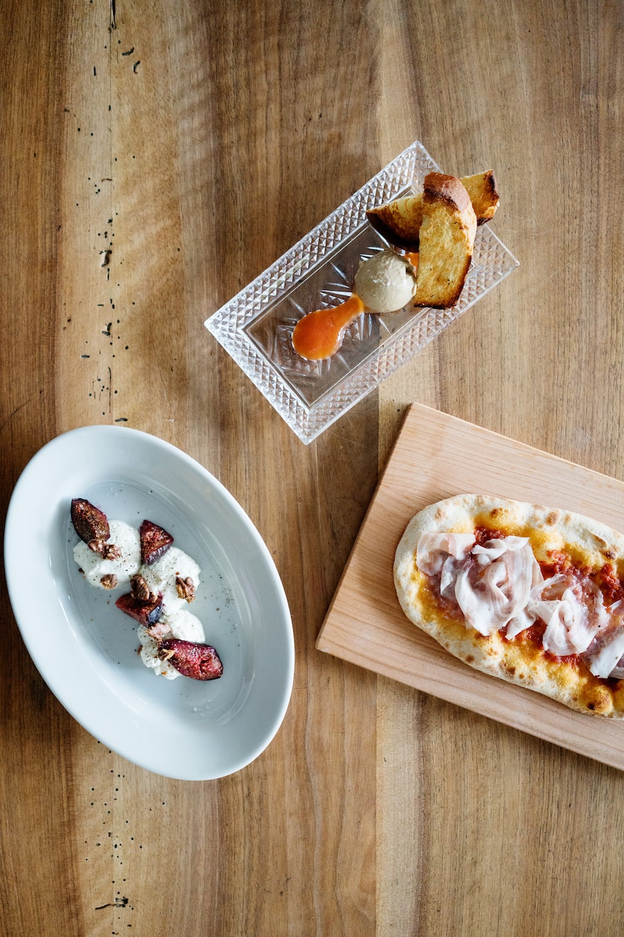 Geissenfrischkäse mit Feigen, Baumnüssen und Honig, Entenlebermousse und «Züri Flade» im Schweizer Restaurant Lotti am Werdmühleplatz an der Bahnhofstrasse in Zürich