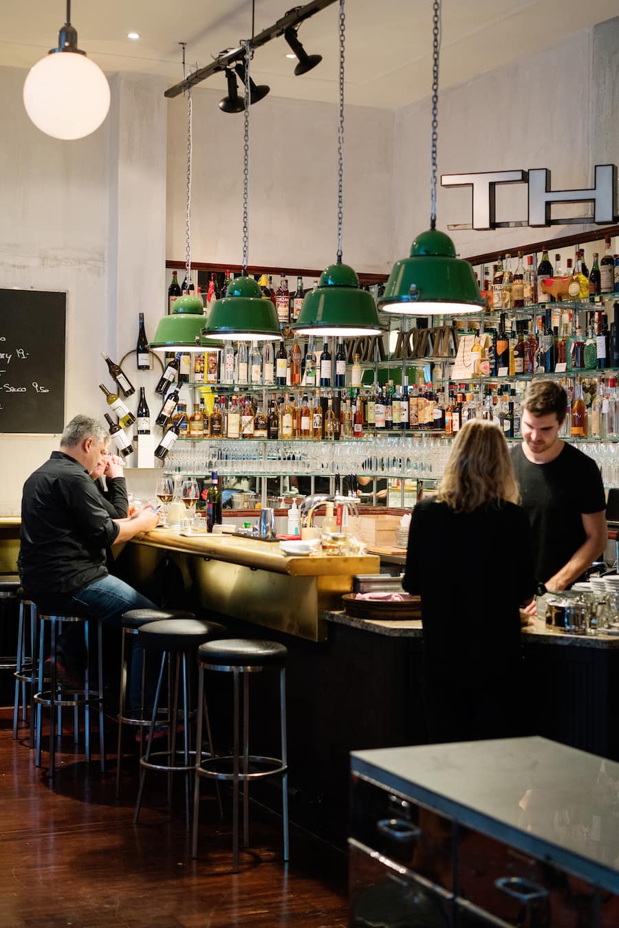 Die Bar im Schweizer Restaurant Lotti am Werdmühleplatz an der Bahnhofstrasse in Zürich
