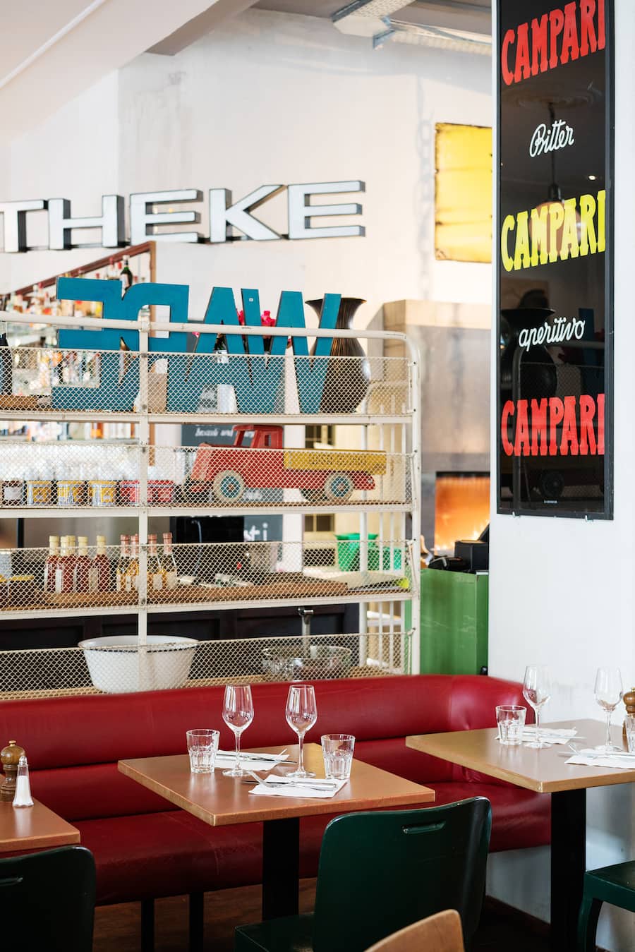 Ledersitzbank im Schweizer Restaurant Lotti am Werdmühleplatz an der Bahnhofstrasse in Zürich