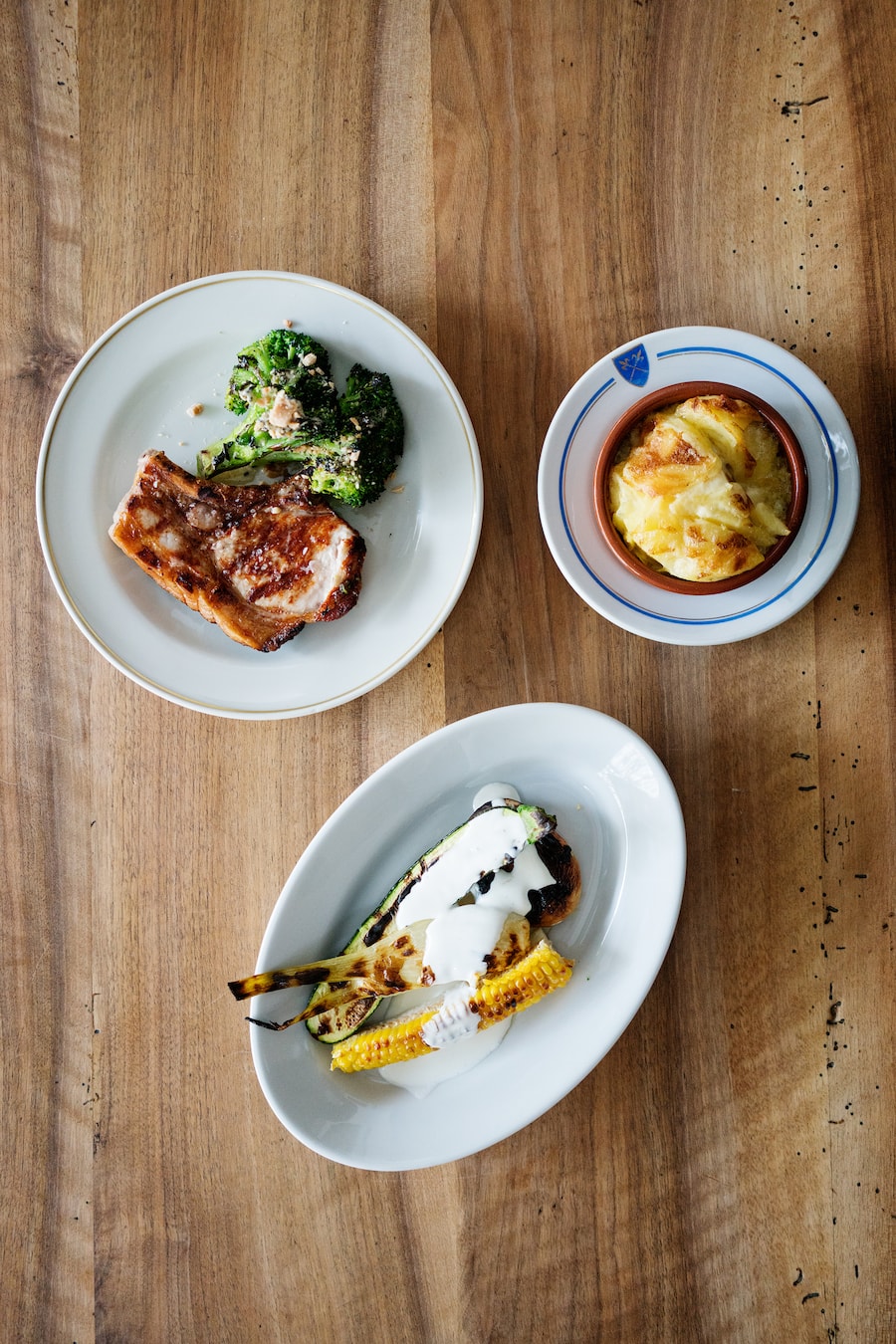 Alpschweinskotelette mit Kartoffelgratin und Marktgemüse vom Grill im Schweizer Restaurant Lotti am Werdmühleplatz an der Bahnhofstrasse in Zürich