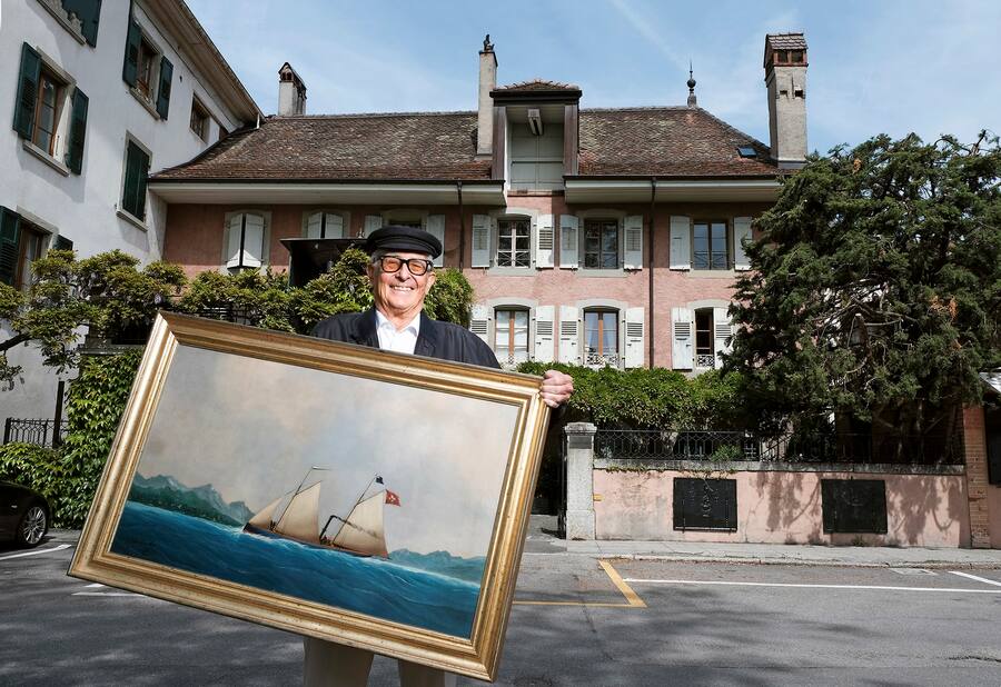 Portrait devant la maison Rose du domaine Louis Bovard