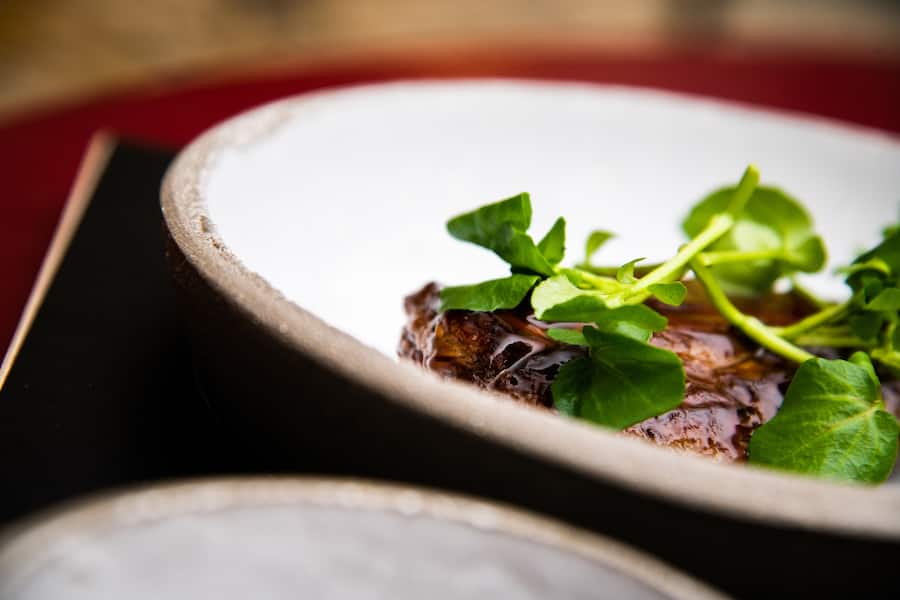 Spitzkohl, eingelegte koreanische Chillisauce, Swiss Beef Secret Cut von Luma, glasiert mit Tareauce, Kräuteremulsion