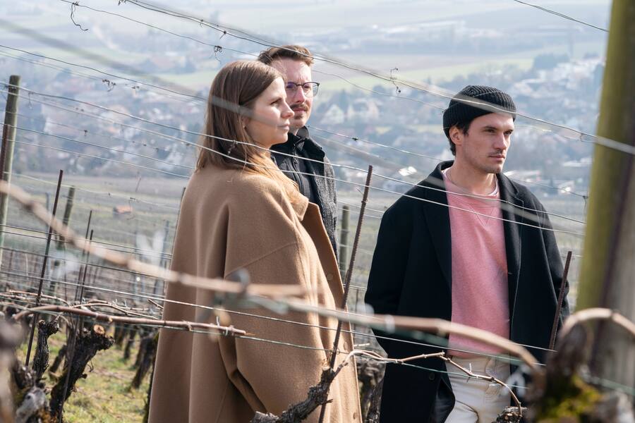 Magdalena-Crew bei Winzer Markus Ruch, im Rebberg in Hallau, Adriana Hartmann (l), Marco Appert, Dominik Hartmann