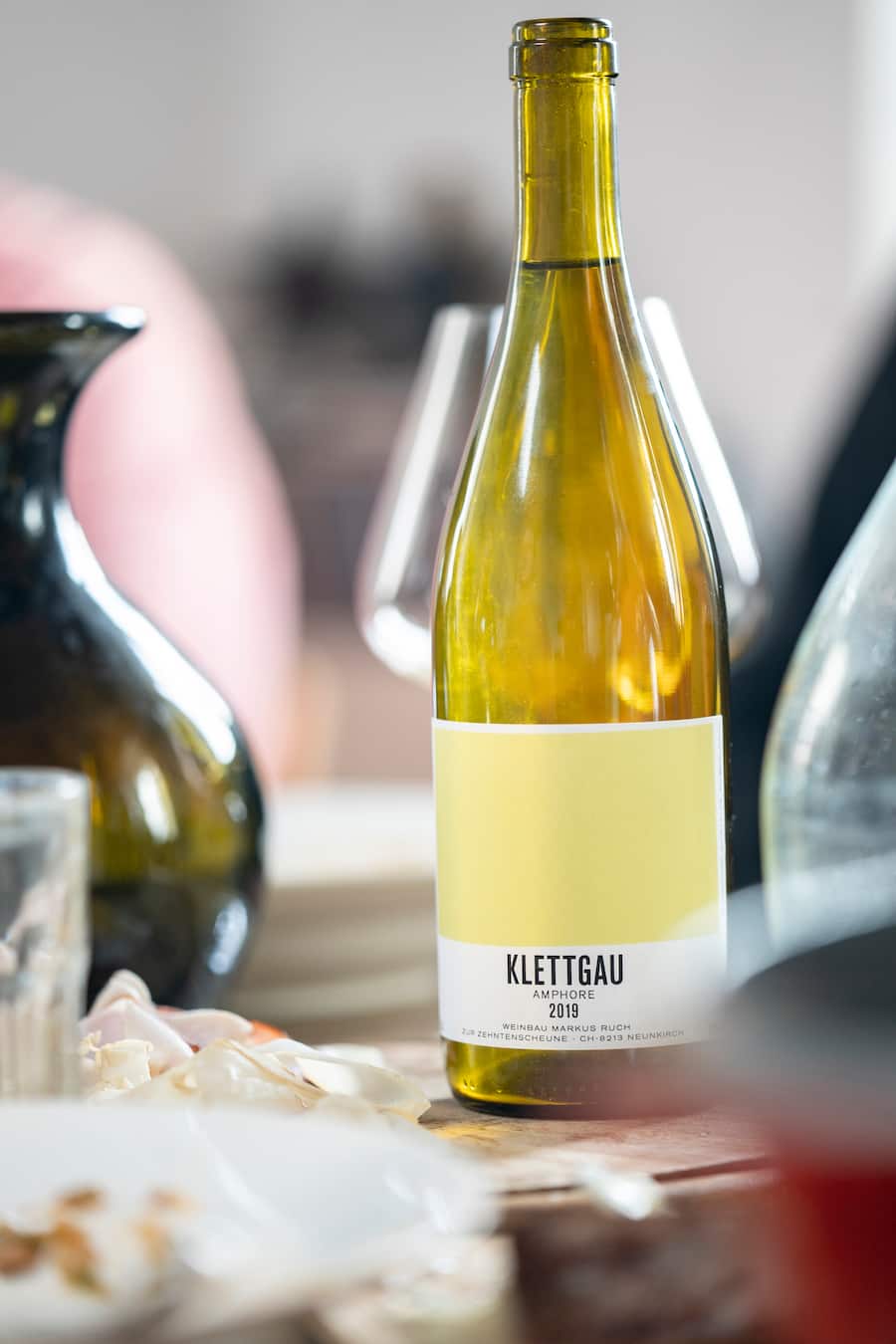 Magdalena-Crew bei Winzer Markus Ruch, in Neunkirch, Degustation in Zehntenscheune, Weinflasche Klettgau Amphore
