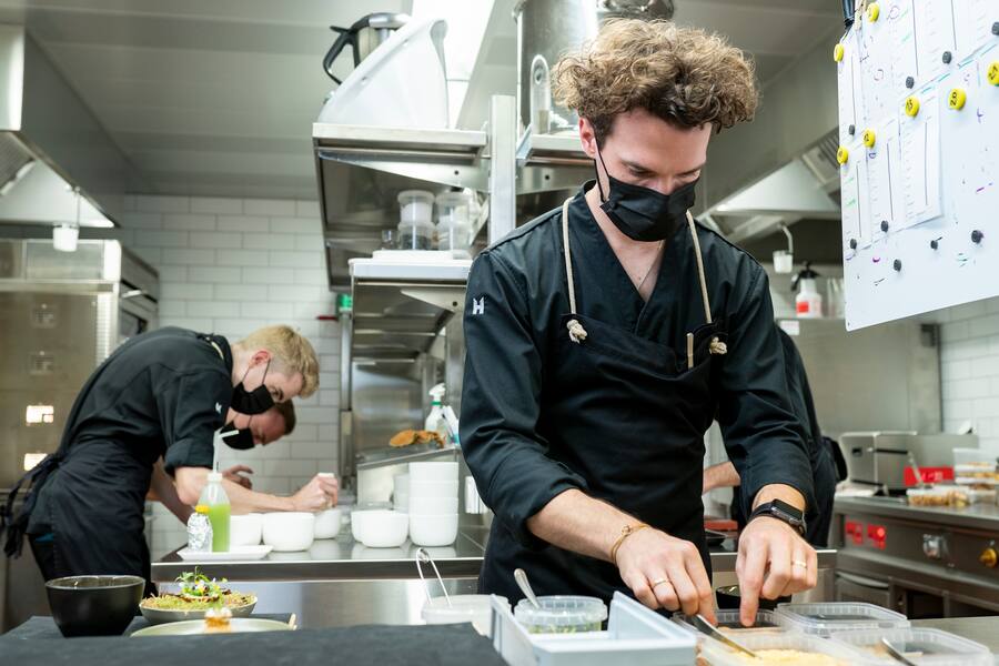 Restaurant Magdalena, Rickenbach (SZ), Dominik Hartmann, beim Anrichten der Snacks
